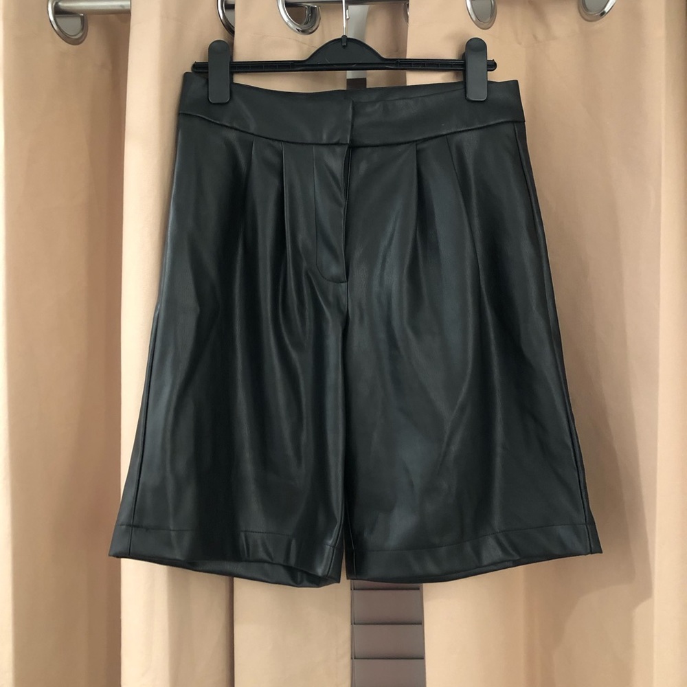 Black leather short skirt size 6.